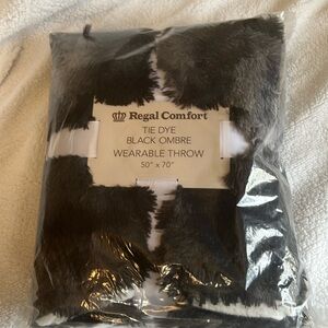 REGAL COMFORT NWT Tie Dye Black Ombre Wearable Throw Size 50” x 70”